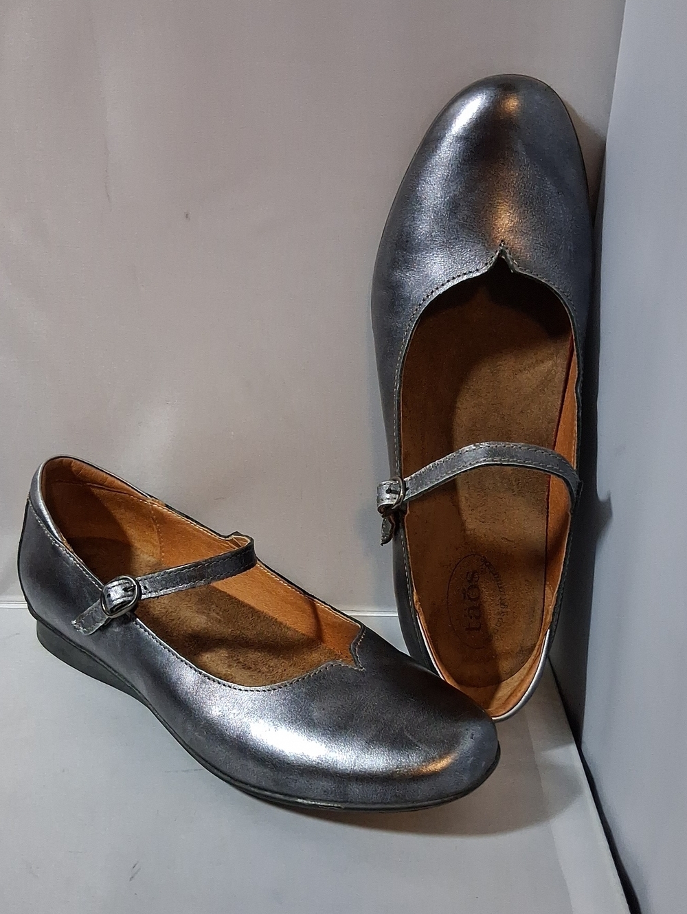 taos pewter leather Mary Janes, size 8/39